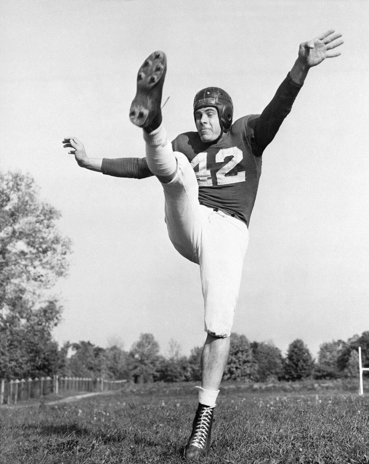 1943: Indiana's Bob Hoernschemeyer throws freshman-record six touchdown passes